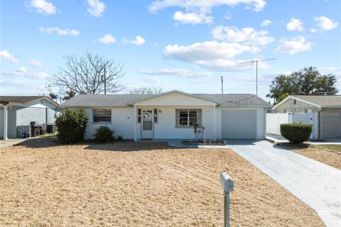 House in Holiday, Florida 2 bedrooms, 104.61 sq.m. № 1796104 - photo 1