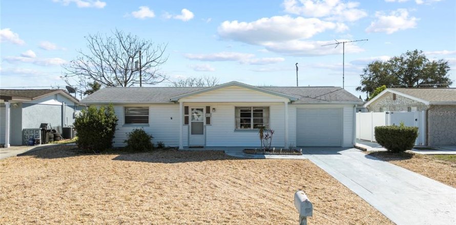 House in Holiday, Florida 2 bedrooms, 104.61 sq.m. № 1796104