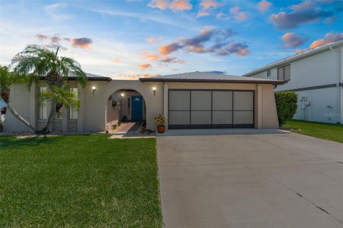 Casa en venta en Hudson, Florida, 2 dormitorios, 156.08 m2 № 1912173 - foto 1