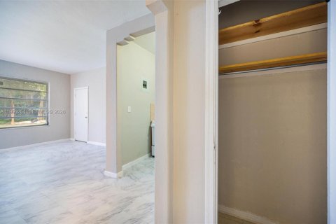 Villa ou maison à louer à Miami Beach, Floride: 37.16 m2 № 2058220 - photo 6