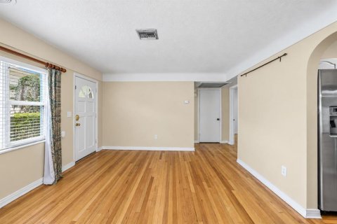 House in Saint Petersburg, Florida 3 bedrooms, 153.1 sq.m. № 2352321 - photo 6