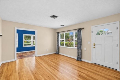 House in Saint Petersburg, Florida 3 bedrooms, 153.1 sq.m. № 2352321 - photo 8