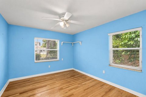 House in Saint Petersburg, Florida 3 bedrooms, 153.1 sq.m. № 2352321 - photo 17