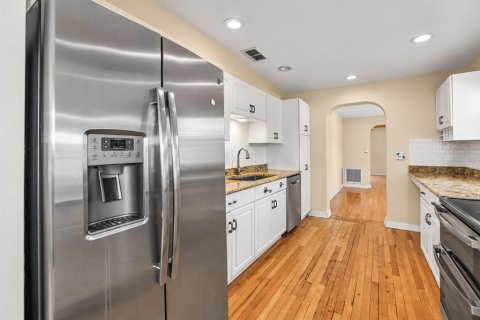 House in Saint Petersburg, Florida 3 bedrooms, 153.1 sq.m. № 2352321 - photo 12