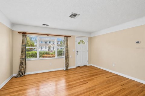 House in Saint Petersburg, Florida 3 bedrooms, 153.1 sq.m. № 2352321 - photo 5