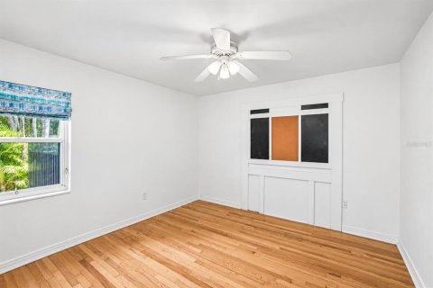 House in Saint Petersburg, Florida 3 bedrooms, 153.1 sq.m. № 2352321 - photo 20