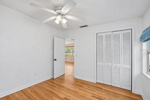 House in Saint Petersburg, Florida 3 bedrooms, 153.1 sq.m. № 2352321 - photo 19