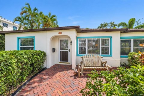 House in Saint Petersburg, Florida 3 bedrooms, 153.1 sq.m. № 2352321 - photo 2