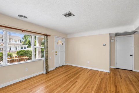 House in Saint Petersburg, Florida 3 bedrooms, 153.1 sq.m. № 2352321 - photo 7