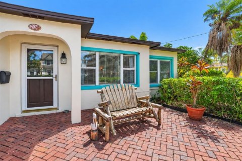 House in Saint Petersburg, Florida 3 bedrooms, 153.1 sq.m. № 2352321 - photo 4