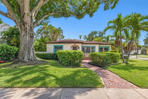House in Saint Petersburg, Florida 3 bedrooms, 153.1 sq.m. № 2352321