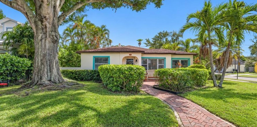 House in Saint Petersburg, Florida 3 bedrooms, 153.1 sq.m. № 2352321