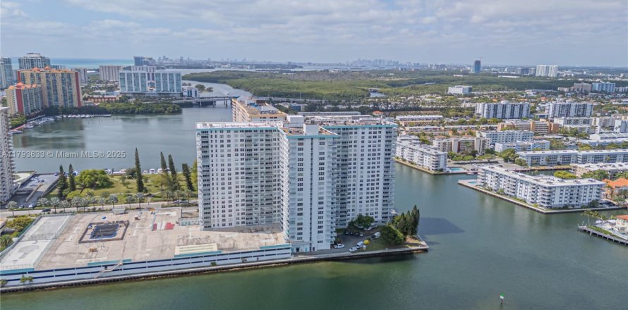 Condo à Sunny Isles Beach, Floride, 2 chambres № 1934313