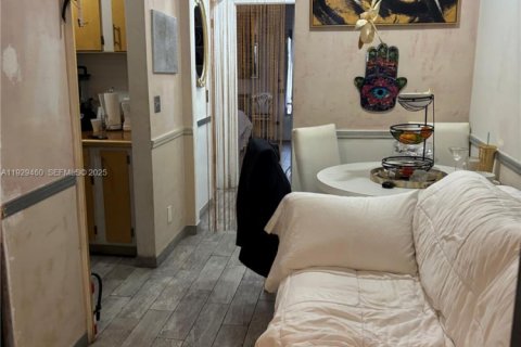 Condo in Hallandale Beach, Florida, 1 bedroom № 1988483 - photo 15