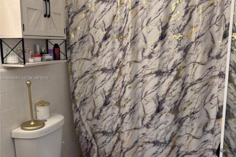 Condo in Hallandale Beach, Florida, 1 bedroom № 1988483 - photo 16