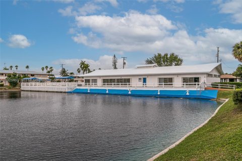 Condo in Hallandale Beach, Florida, 1 bedroom № 1988483 - photo 13