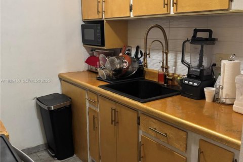 Condo in Hallandale Beach, Florida, 1 bedroom № 1988483 - photo 18