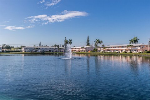 Condo in Hallandale Beach, Florida, 1 bedroom № 1988483 - photo 4