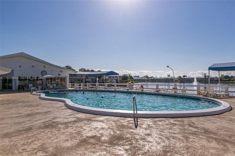 Condo in Hallandale Beach, Florida, 1 bedroom № 1988483 - photo 6