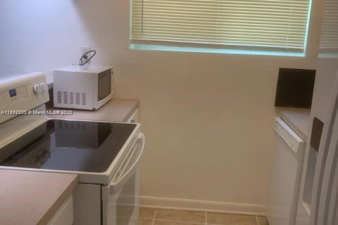 Copropriété à louer à Miami Beach, Floride: 40.88 m2 № 1929467 - photo 4