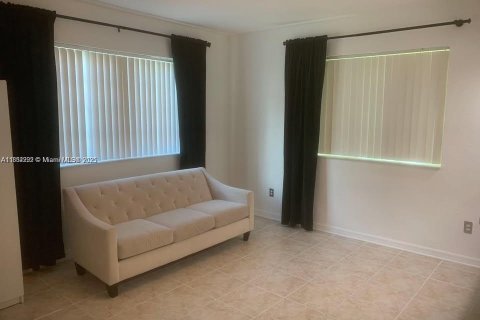 Copropriété à louer à Miami Beach, Floride: 40.88 m2 № 1929467 - photo 2