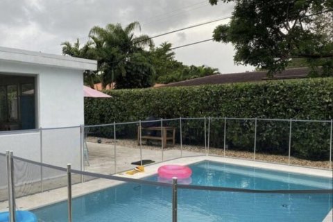 Снять в аренду виллу или дом в Майами, Флорида 3 спальни, 205.87м2, № 1221585 - фото 1