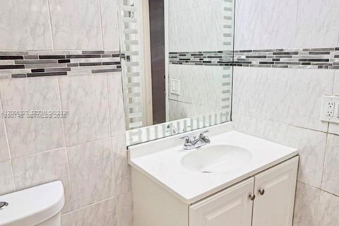 Снять в аренду квартиру в Пемброк-Парк, Флорида 2 спальни, 75.25м2, № 2170713 - фото 11