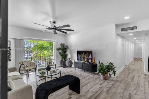 Condo in Miami, Florida, 3 bedrooms  № 2086650 - photo 2