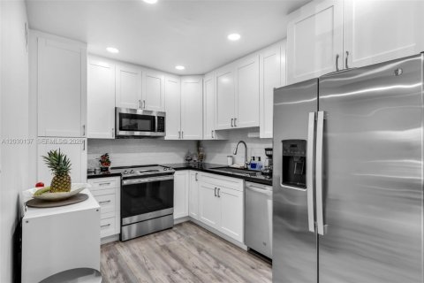 Condo in Miami, Florida, 3 bedrooms  № 2086650 - photo 4