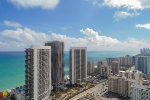 Condo in Hollywood, Florida, 2 bedrooms  № 786109 - photo 1