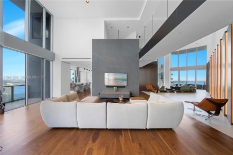 Condominio en alquiler en Miami, Florida, 6 dormitorios, 605.82 m2 № 1998420 - foto 29