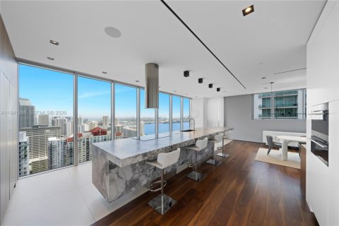 Condominio en alquiler en Miami, Florida, 6 dormitorios, 605.82 m2 № 1998420 - foto 24