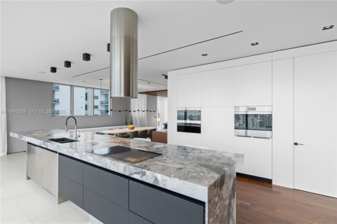 Condominio en alquiler en Miami, Florida, 6 dormitorios, 605.82 m2 № 1998420 - foto 26