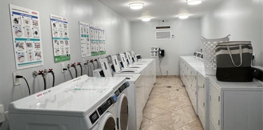 Condo in Lauderhill, Florida, 1 bedroom № 1224849