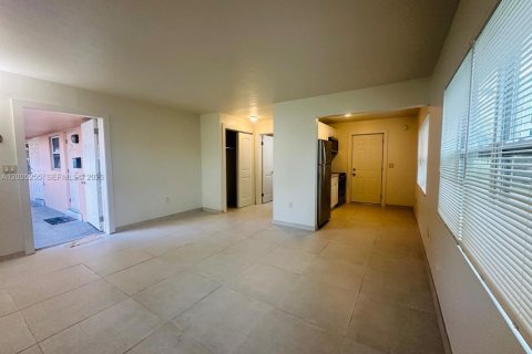 Villa ou maison à louer à Hollywood, Floride: 55.74 m2 № 2170598 - photo 2