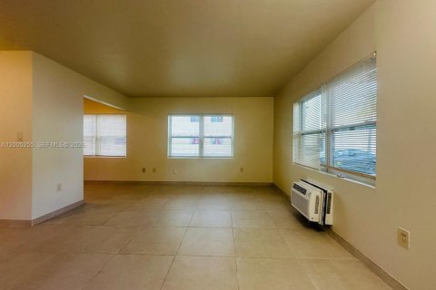 Villa ou maison à louer à Hollywood, Floride: 55.74 m2 № 2170598 - photo 3