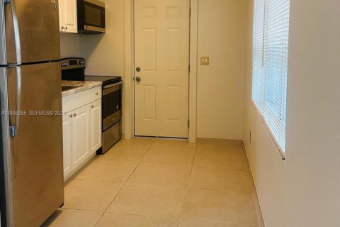 Villa ou maison à louer à Hollywood, Floride: 55.74 m2 № 2170598 - photo 4