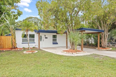 House in Saint Petersburg, Florida 2 bedrooms, 66.89 sq.m. № 1903972 - photo 1
