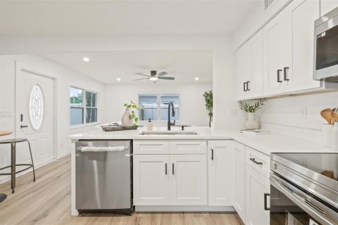 House in Saint Petersburg, Florida 2 bedrooms, 66.89 sq.m. № 1903972 - photo 13