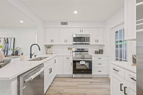 House in Saint Petersburg, Florida 2 bedrooms, 66.89 sq.m. № 1903972 - photo 10