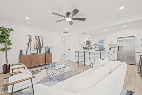 House in Saint Petersburg, Florida 2 bedrooms, 66.89 sq.m. № 1903972 - photo 4