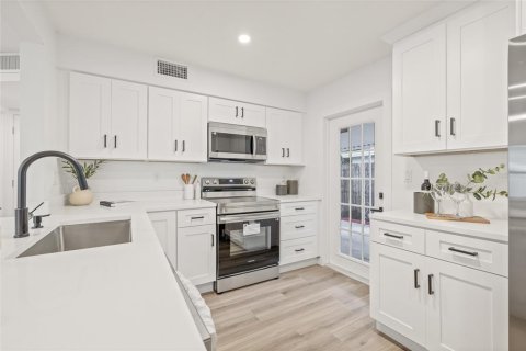 House in Saint Petersburg, Florida 2 bedrooms, 66.89 sq.m. № 1903972 - photo 9