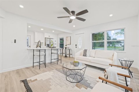 House in Saint Petersburg, Florida 2 bedrooms, 66.89 sq.m. № 1903972 - photo 5