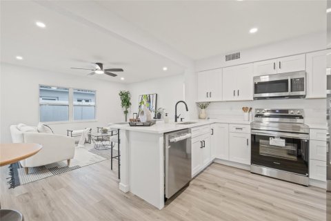 House in Saint Petersburg, Florida 2 bedrooms, 66.89 sq.m. № 1903972 - photo 11