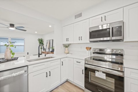 House in Saint Petersburg, Florida 2 bedrooms, 66.89 sq.m. № 1903972 - photo 12