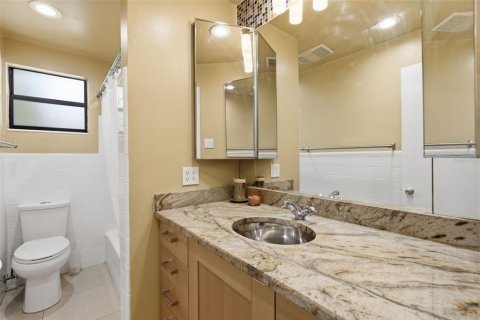 House in Temple Terrace, Florida 3 bedrooms, 142.42 sq.m. № 2199943 - photo 23