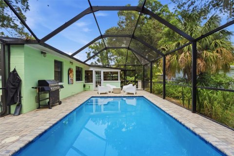 House in Temple Terrace, Florida 3 bedrooms, 142.42 sq.m. № 2199943 - photo 2