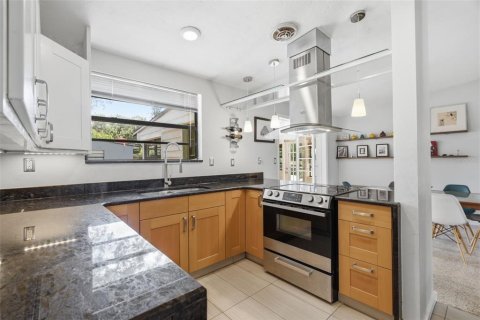 House in Temple Terrace, Florida 3 bedrooms, 142.42 sq.m. № 2199943 - photo 14