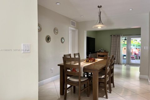 Casa en venta en Hialeah, Florida, 3 dormitorios, 151.06 m2 № 2043556 - foto 6