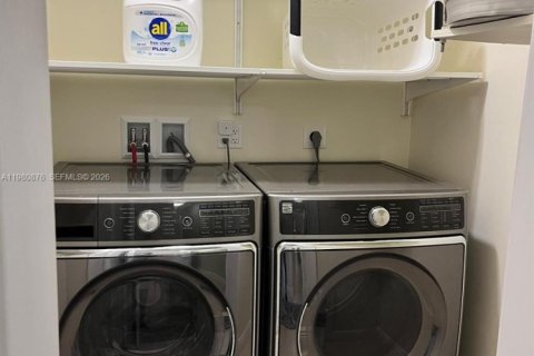 Casa en venta en Hialeah, Florida, 3 dormitorios, 151.06 m2 № 2043556 - foto 12